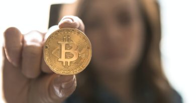 Een vrouw toont een bitcoin